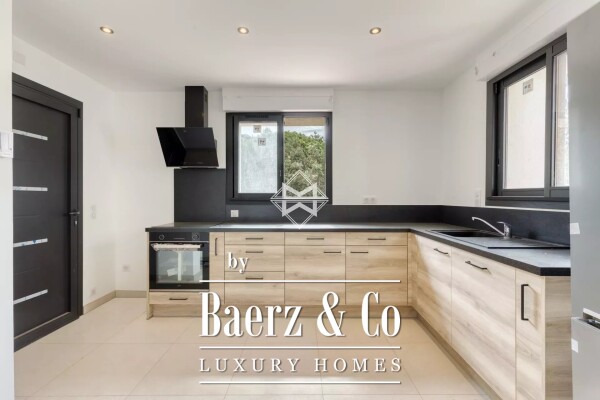 photo 14 In La Croix-Valmer - turnkey villa with open views of nature and a glimpse of the sea