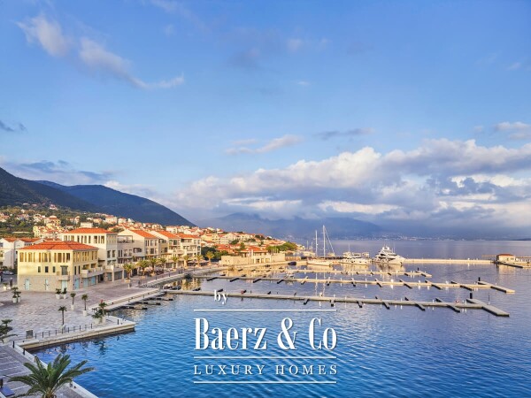 photo 2 Luxurious Three Bedroom Apartment with a Seaview