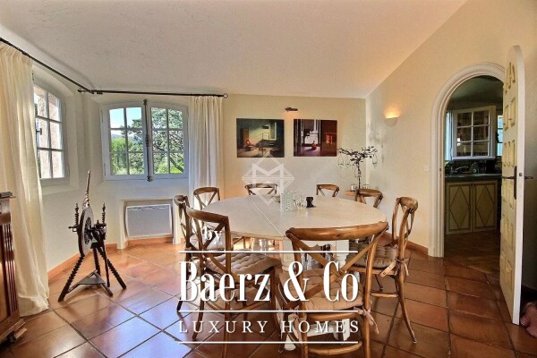 photo 6 Provençal house with sea view in sought-after estate