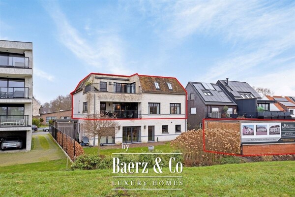 photo 3 Uitzonderlijke Duplex met zicht op kanaal, garage, carport en ruime (wijn)kelder!