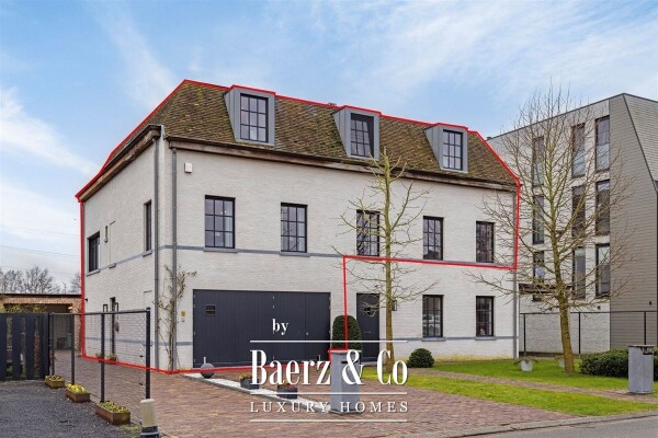 photo 2 Uitzonderlijke Duplex met zicht op kanaal, garage, carport en ruime (wijn)kelder!