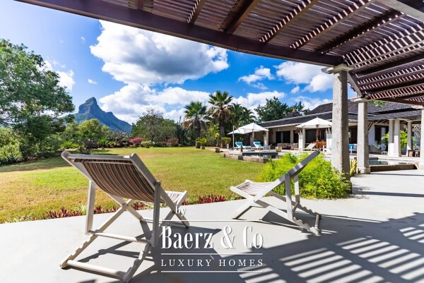 photo 2 Exceptional Villa in a Prestigious Golf Estate